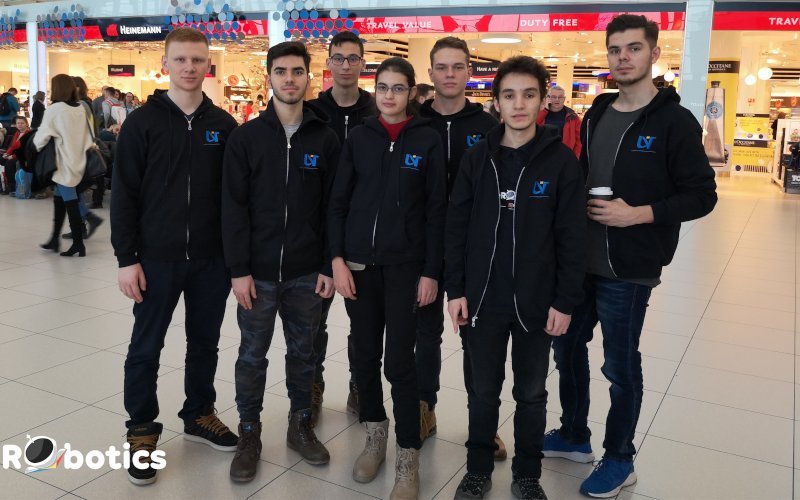 Elevii echipei heRObotics din Timișoara programează roboți aflați la bordul Stației Spațiale Internaționale, cu sprijinul BRD Echipa heRObotics din Timișoara