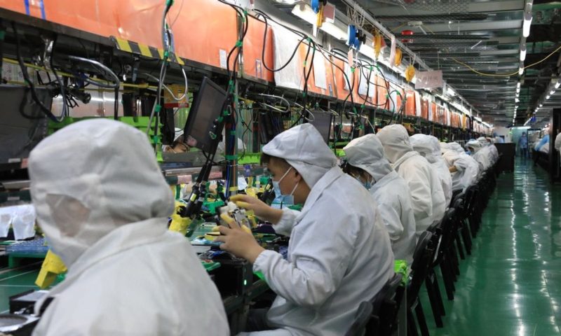 China: Foxconn, cea mai mare fabrică din lume, cu peste un milion de angajați, și-a oprit activitatea. Toată tehnologia lumii este asamblată aici 1 salarii foxconn china