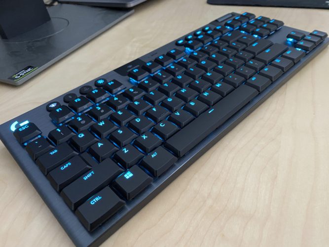LOGITECH G915 TKL Linear gaming wireless cu caracteristici Lightspeed