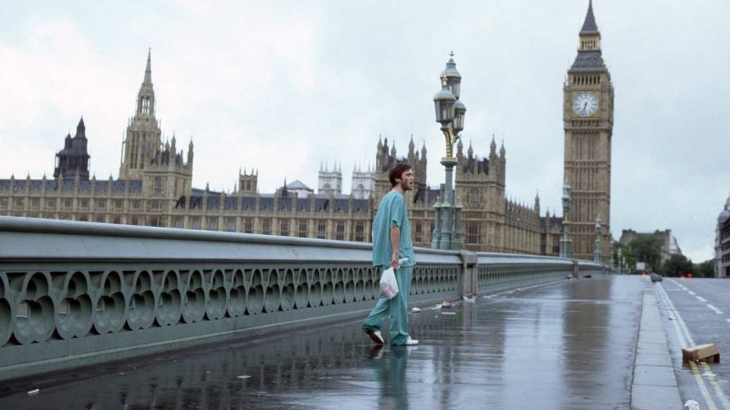 28 Days Later (2002), este un film de groază cutremurător care îmbină cu măiestrie spaimele și sângele, regizat de Danny Boyle