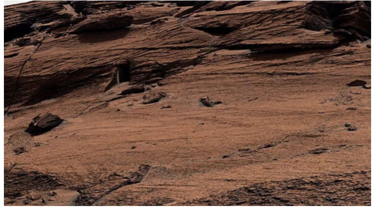 Curiosity, roverul proiectat pentru a explora craterul Gale de pe Marte, ar fi descoperit o „poartă extraterestră” în misiunea sa 1 Formația geologică de pe Marte