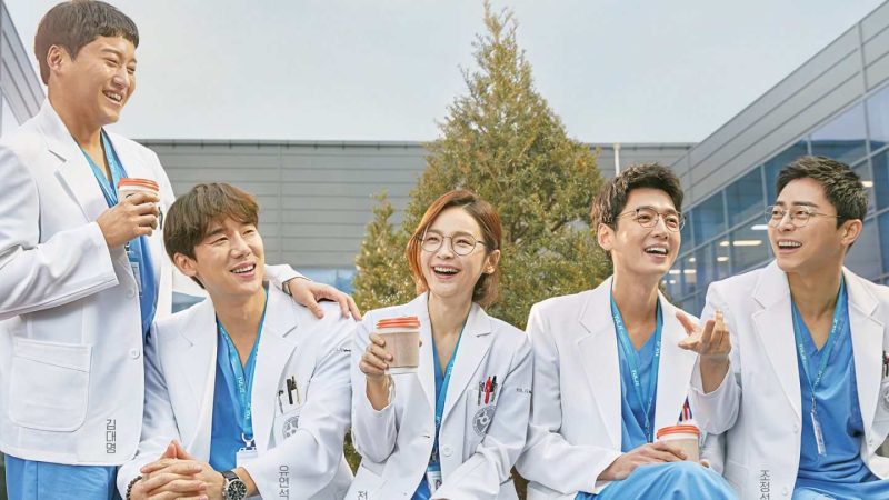Hospital Playlist (2020), unde sunt ilustrate diferite niveluri ale lumii medicale