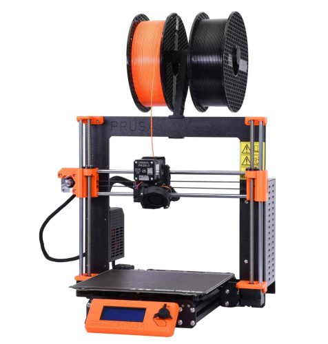 Prusa MK3S+, cu un ecran LCD mono de 3,4 inch și o rotiță de click care face ca navigarea să fie foarte ușoară
