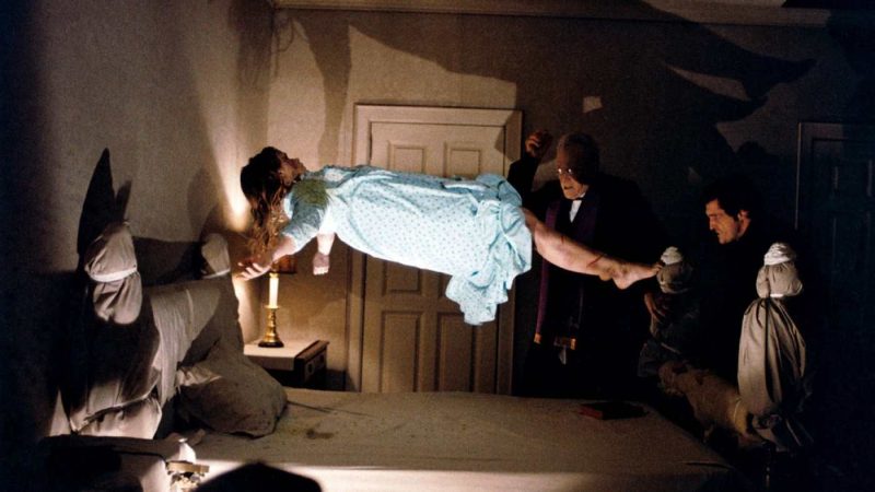 Filme horror bune. Top cele mai bune filme de groaza din toate timpurile 2 The Exorcist (1973), este plin de o construcție magistrală a tensiunii, de imagini blasfemiatoare și profane, de spiritualitate profundă și de interpretări fantastice