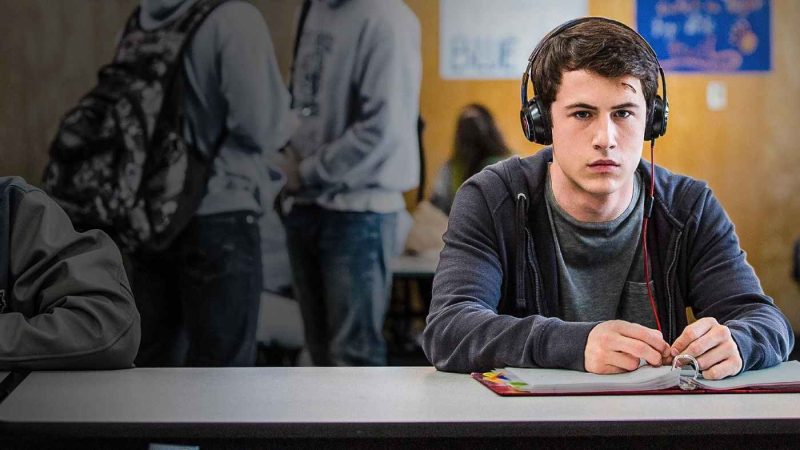 13 Reasons Why, un băiat ascultă muzică în căști
