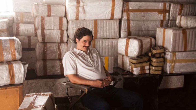 Narcos, fotografie cu un bărbat înconjurat de multe pachete