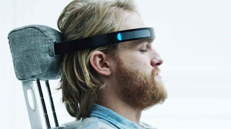 Black Mirror, un bărbat ce poartă un dizpozitiv pe cap