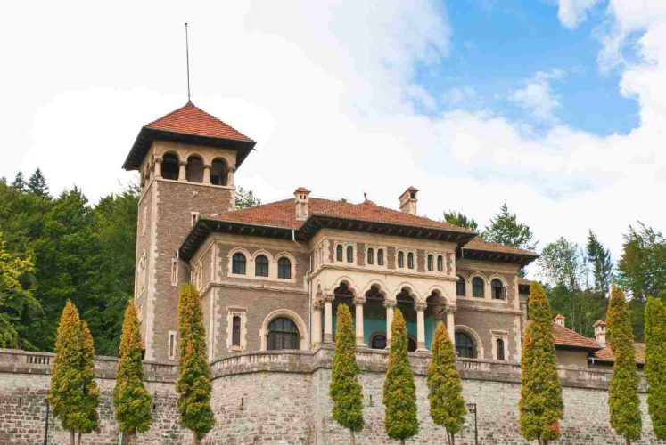 Castelul Cantacuzino din Bușteni este situat în cartierul Zamora, pe strada cu același nume