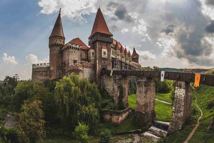 Castelul Corvinilor, este cunoscut și sub numele de Castelul Hunyad