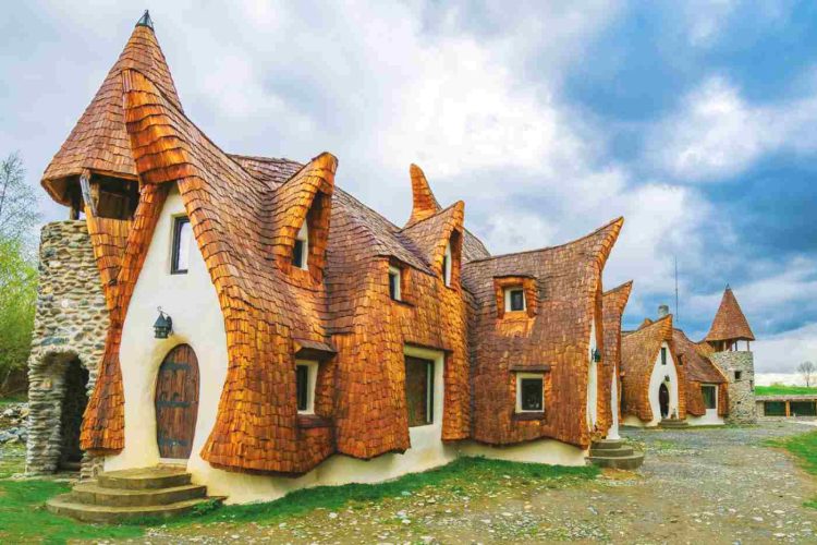 Castelul de Lut Valea Zânelor, se află la poalele Munților Făgăras