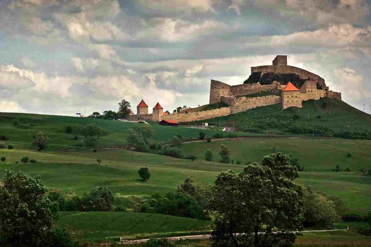 Documente din secolul al XV-lea menționează cetatea ca fiind un important centru comercial și meșteșugăresc, cu 12 bresle