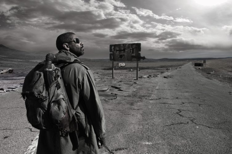 Într-o societate postapocaliptică violentă, un vagabond, Eli (Denzel Washington), rătăcește, de mai bine de treizeci de ani, prin vestul Americii de Nord