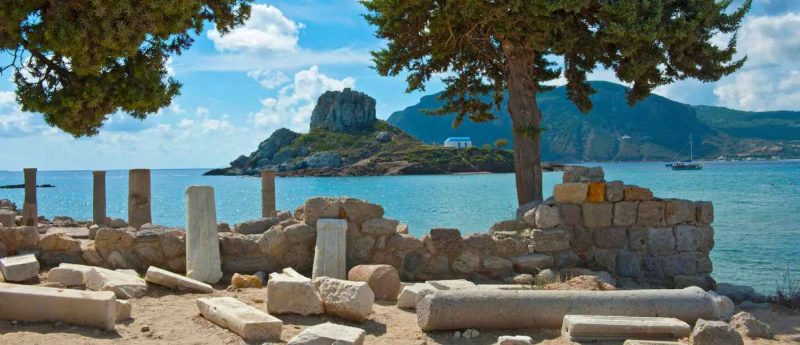 Kos, fotografie ruine și o insulă în depărtare