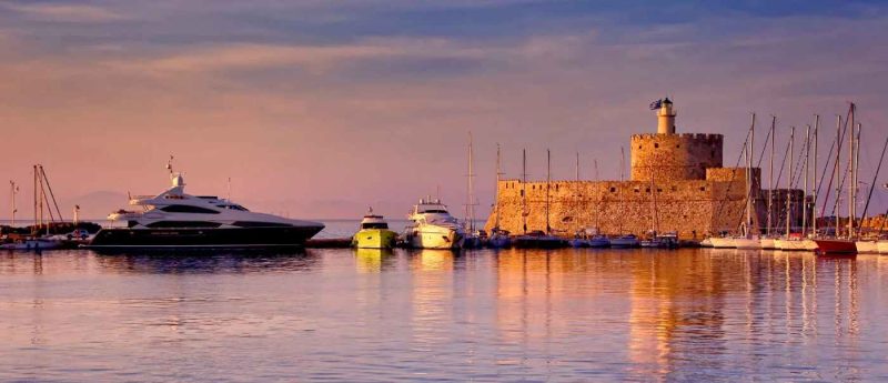 Rhodes, fotografie cu un iaht, bărci și o construcție veche