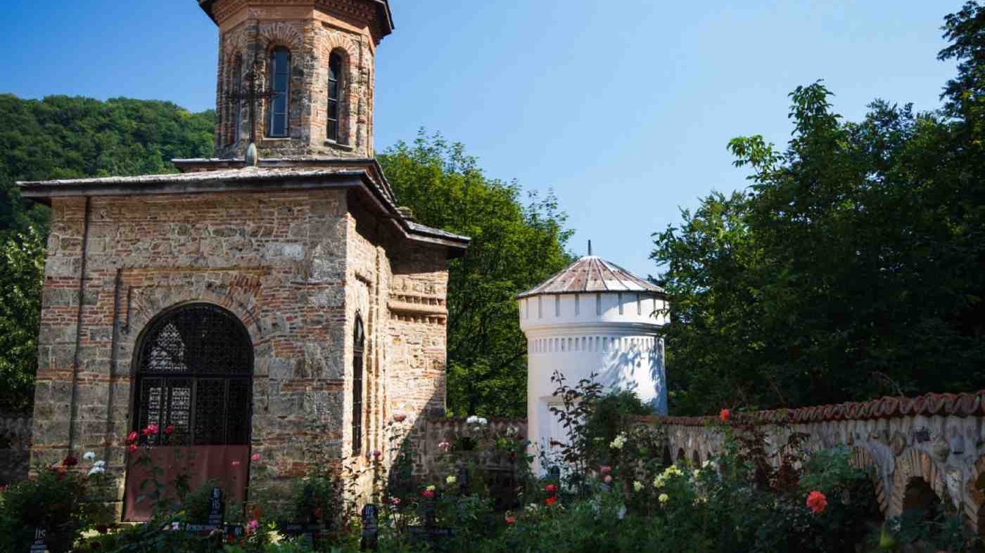 Grădina din curtea Mănăstirii Tismana