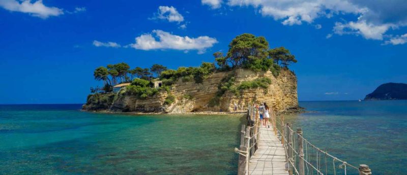 Zakynthos, fotografie cu o insuliță, oameni care traversează un pod