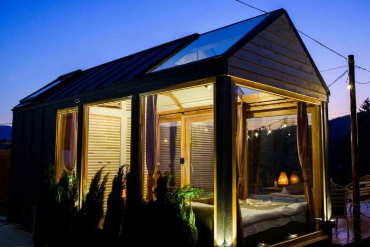 Cozy Daylight Tiny House este situat la 50km de Ploiești