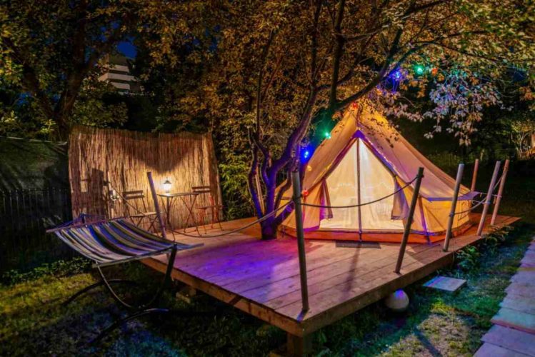 Deagonfly Gardens Urban Glamping, foto pe fundal de noapte
