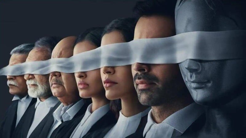 Șase oameni și o statuie cu ochii acoperiți. Guilty Minds (2022)