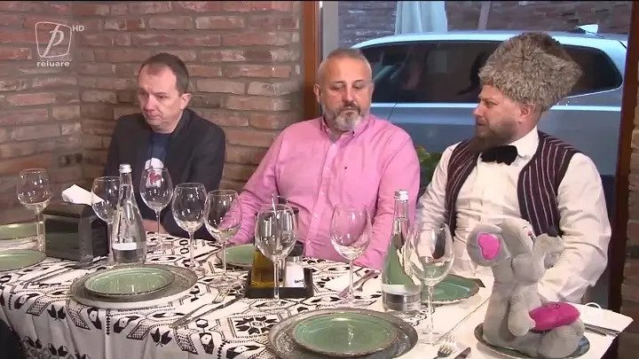 Trei bărbați stând la o masă