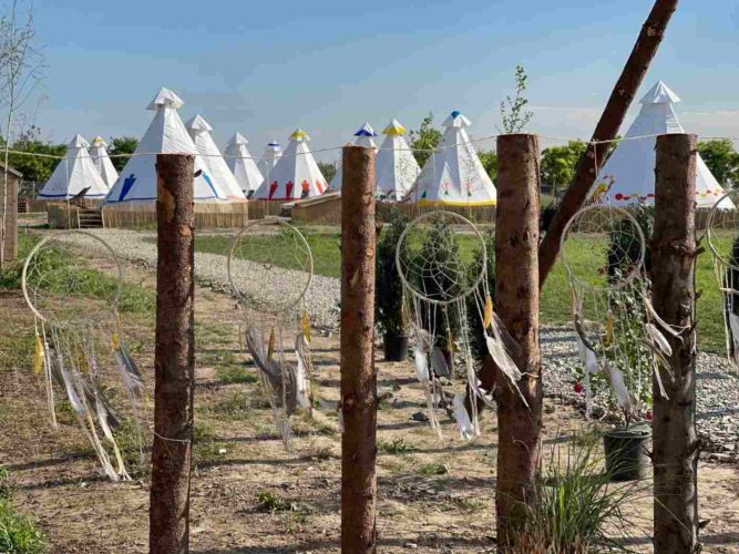 Teepee Corbu, corturi și amplasament in stil amerindian