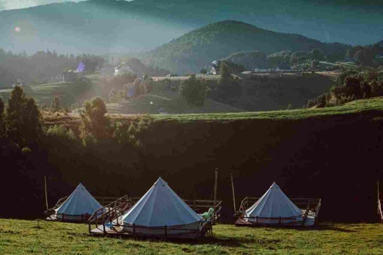 Glamping România. Top 9 locații de glamping din țară pe care trebuie să le vizitezi 3 Ursa Mica Glamping Resort, corturi montate pe o panoramă de munte
