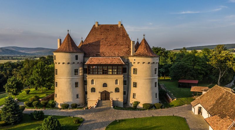 La Castelul Bethen Haller se organizează  nunți, botezuri sau concerte.