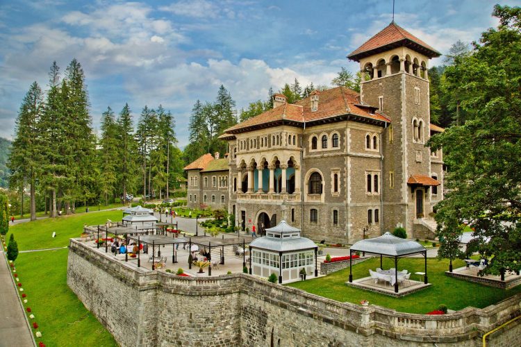 Castelul Cantacuzino este concepută în stil neobrancovenesc.