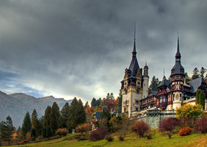 10 castele din România încărcate de istorie și legende 2 Castelul Peleș a găzduit multe personalităti, inclusiv împăratul Imperiului Austro-Ungar, Franz Joseph și Prințul Moștenitor al Japoniei.