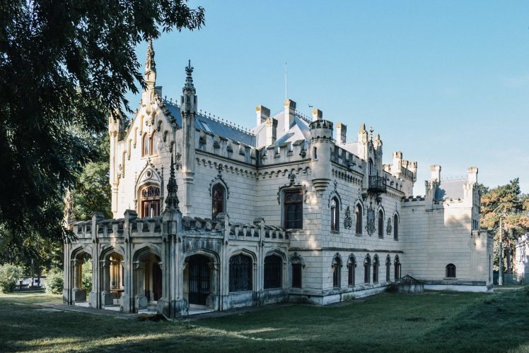 Castelul Sturdza a fost ridicat între anii 1880-1904 de către George Sturza și soția sa.
