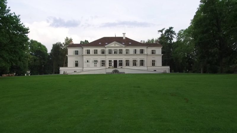 Castelul Regal Săvârșin a fost construit între 1650 și 1680.
