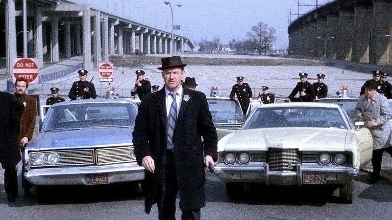 Grup de oameni pe lângă 2 mașini