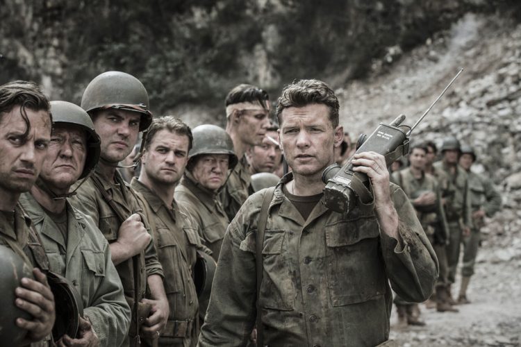 Grup de soldați, și ofițerul lor comunicând prin stație în Hacksaw Ridge