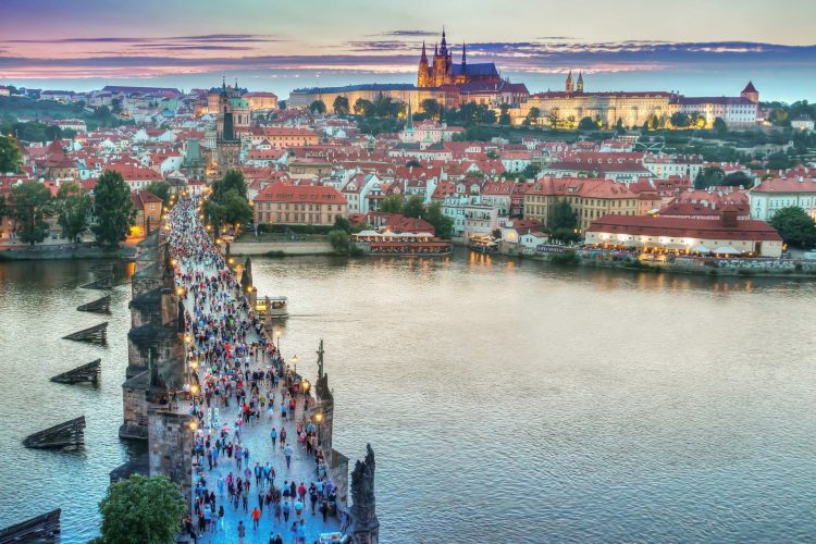 12 destinații low cost în Europa 6 Podul Carol din Praga este un martor al istoriei.