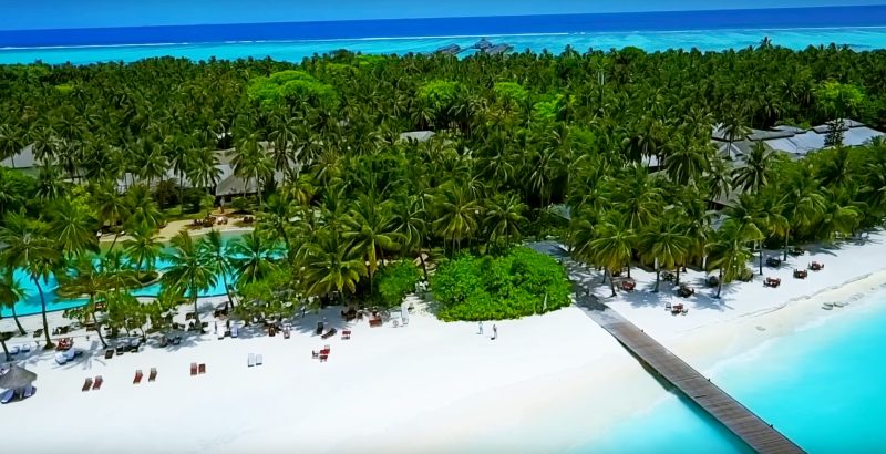 20 de destinații de vis din Maldive 11 Este o insulă privată, ce are plaje cu nisip alb și un complex de bungalouri de închiriat.