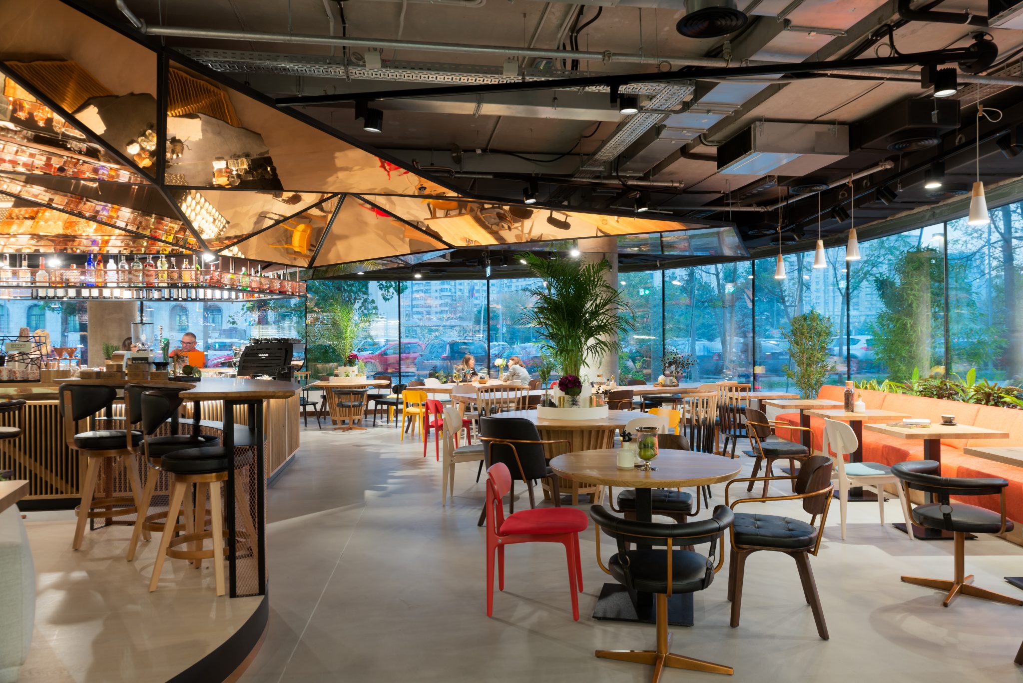 Restaurant 5ENSI Bucuresti este amplasată în Piața Victoriei.