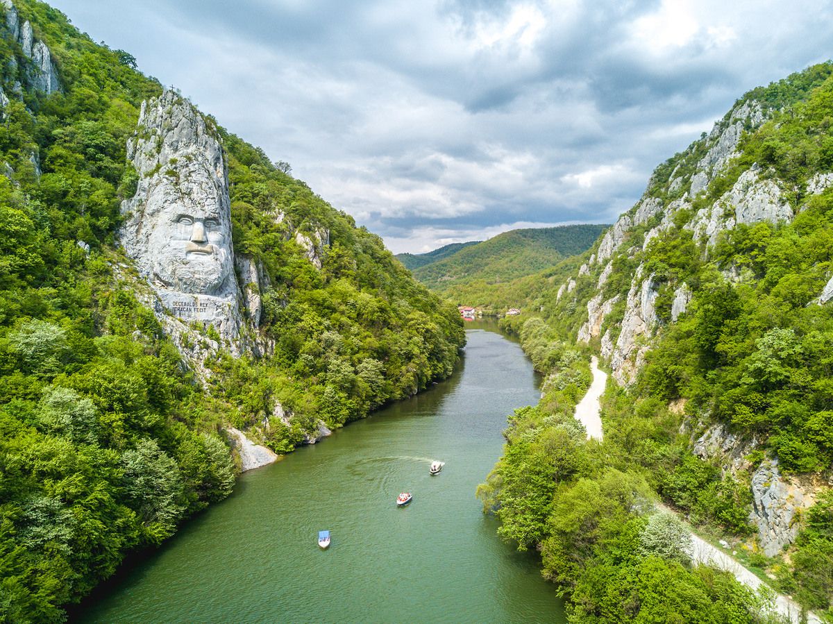 15 locuri de vizitat la munte în România (actualizat 2024) 1 Cazanele Dunării din Banat