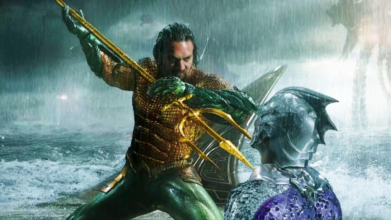 Aquaman se luptă cu o creatură a mării