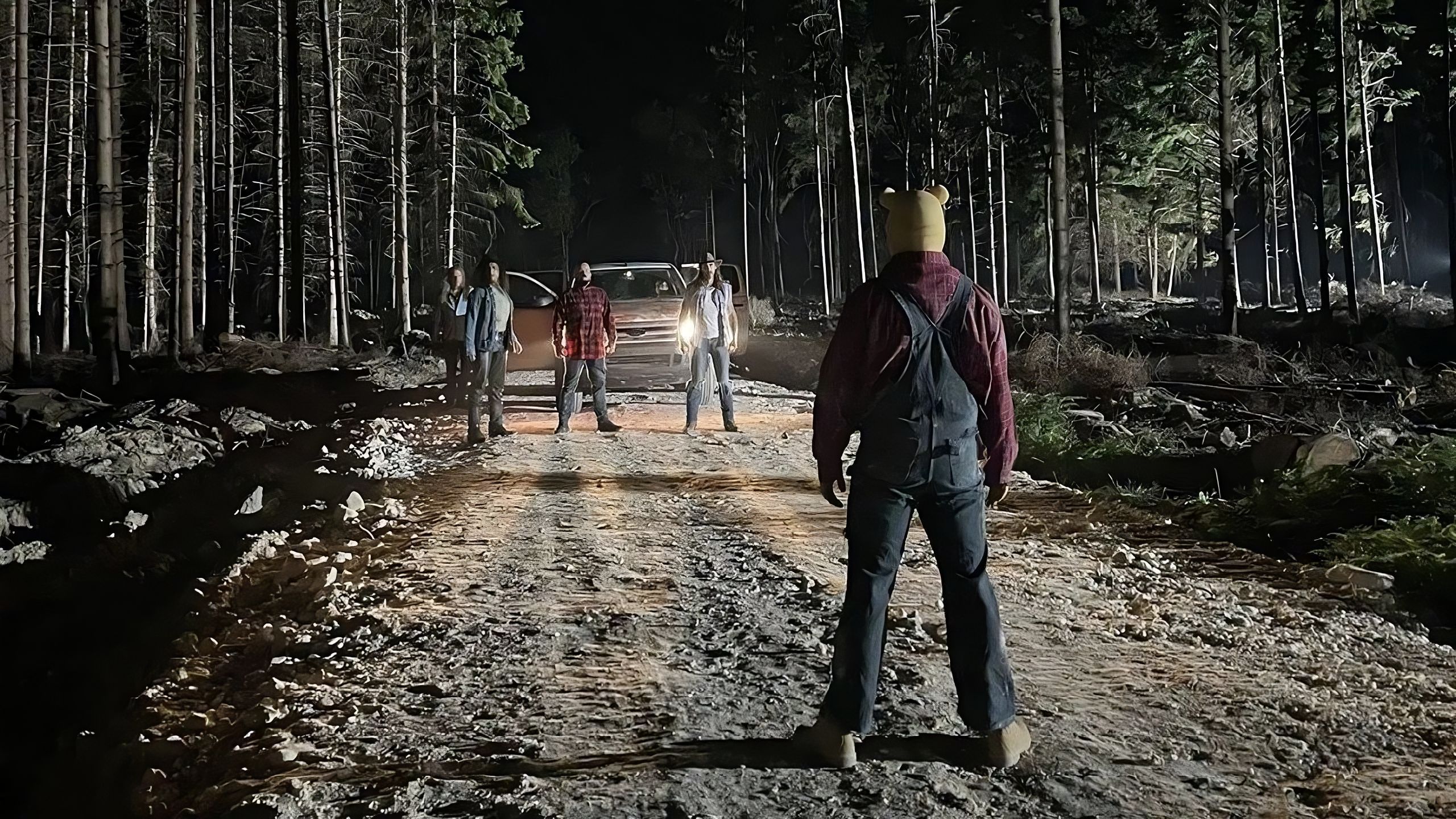 Filmul de groază Winnie the Pooh a devenit senzație pe internet înainte să fi apărut pe micile ecrane 2 Winnie The Pooh în fața a patru persoane