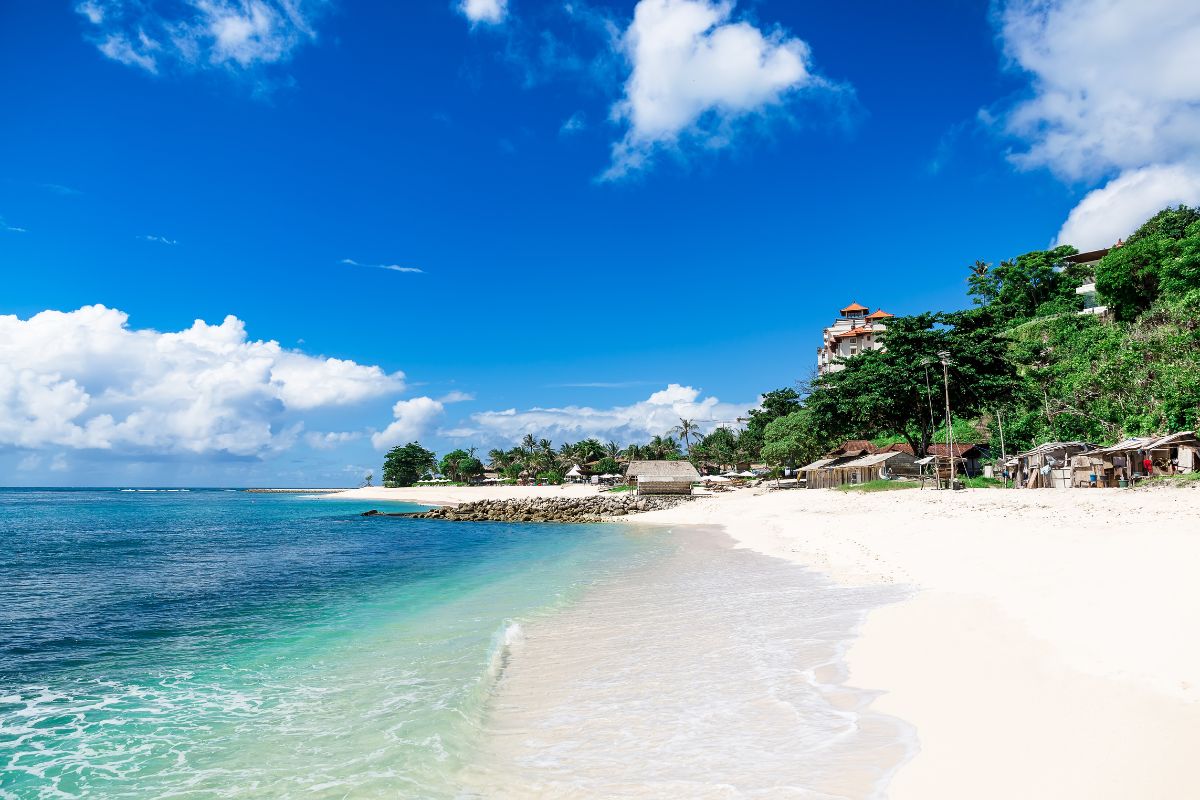 Bali - stațiuni cu o selecție vastă de plaje ascunse în spatele pădurilor luxuriante.