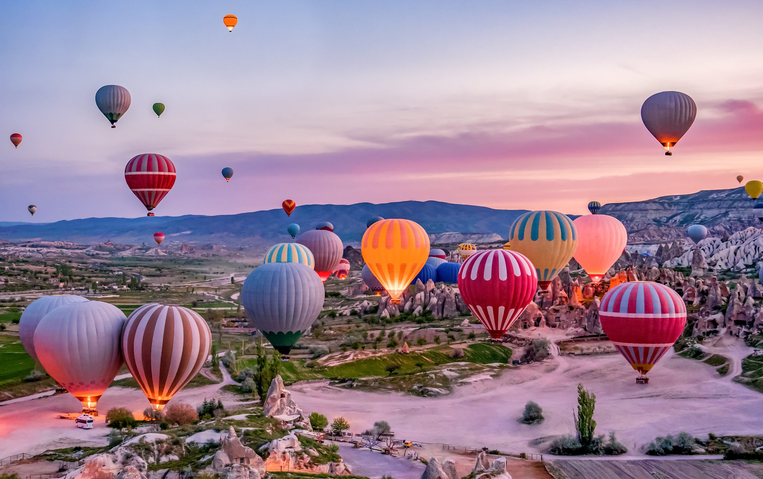 Plimbări cu balonul cu aer cald prin Cappadocia.