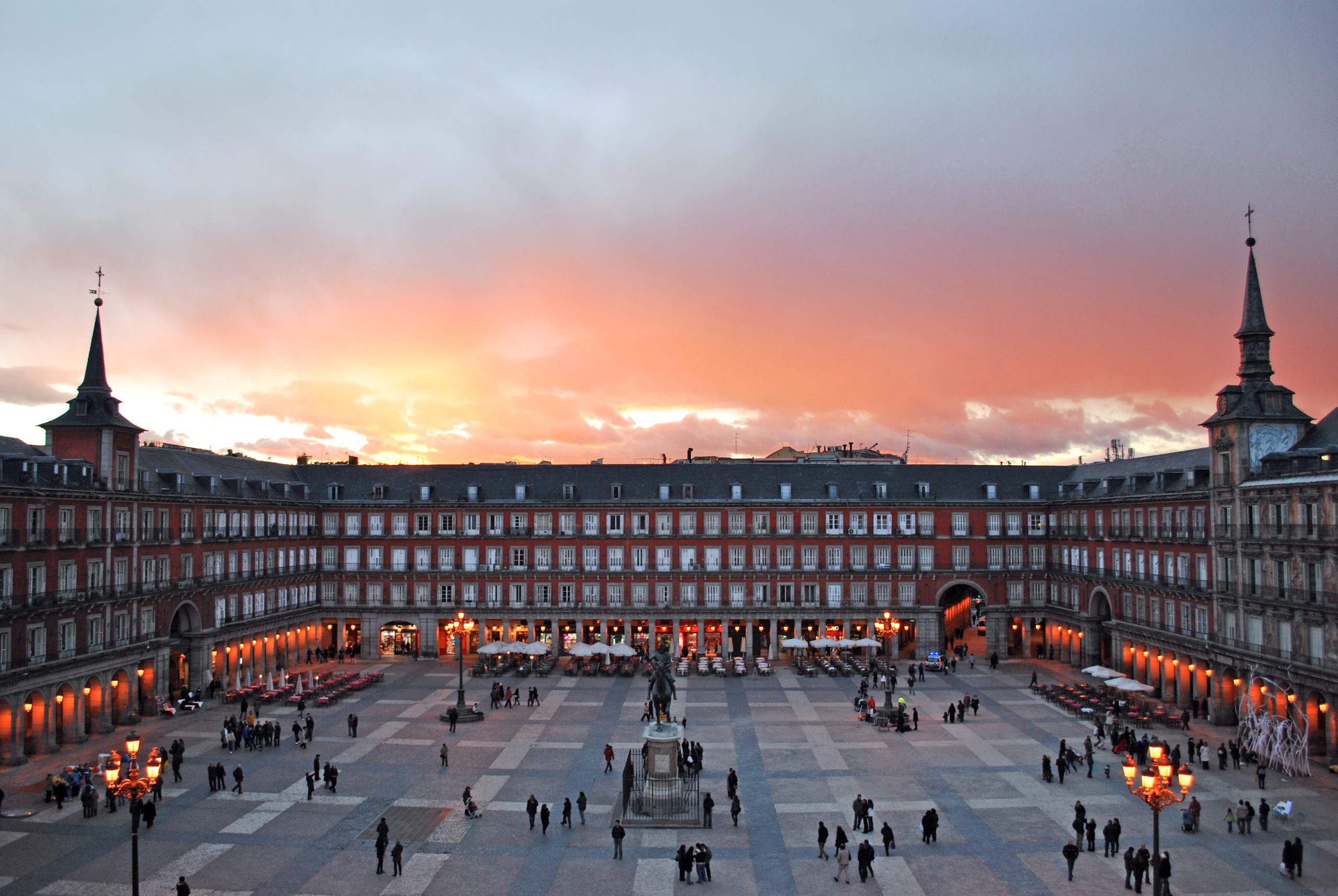 Străduțele înguste și pietruite din Plaza Mayor.