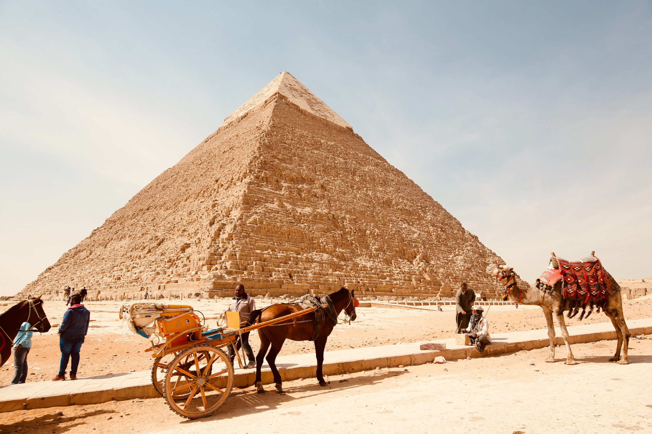 Fotografia piramidei din Giza, oameni, cai și o cămilă