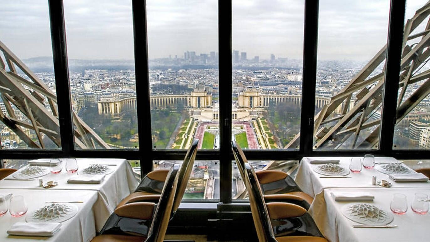 Restaurant cu o stea Michelin Le Jules Verne.