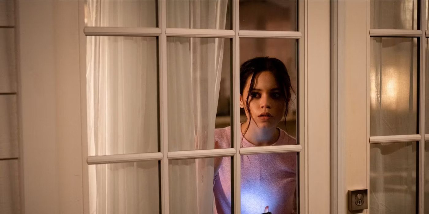 Jenna Ortega privește îngrijorată pe geam