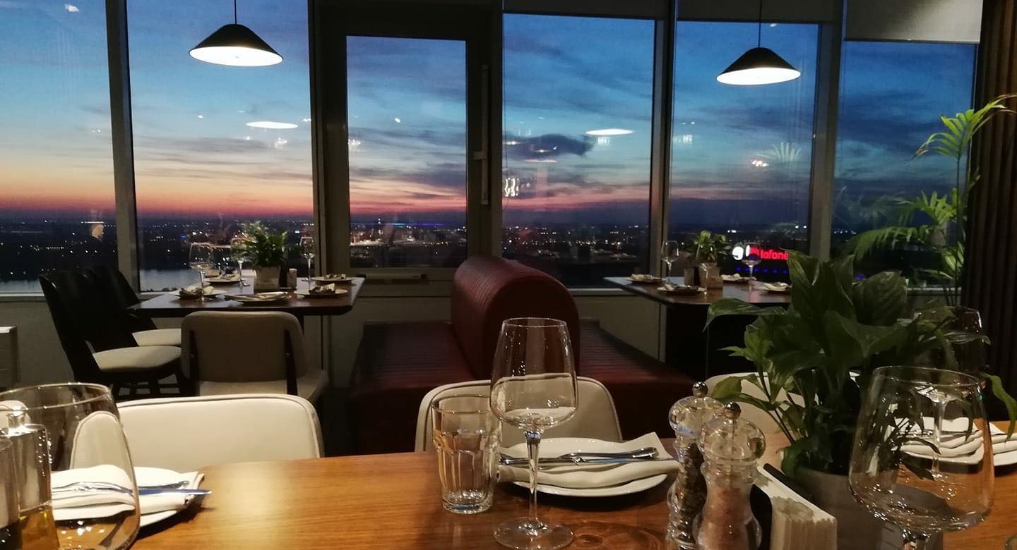 Cel mai înalt punct de unde poți lua masa in Bucuresti