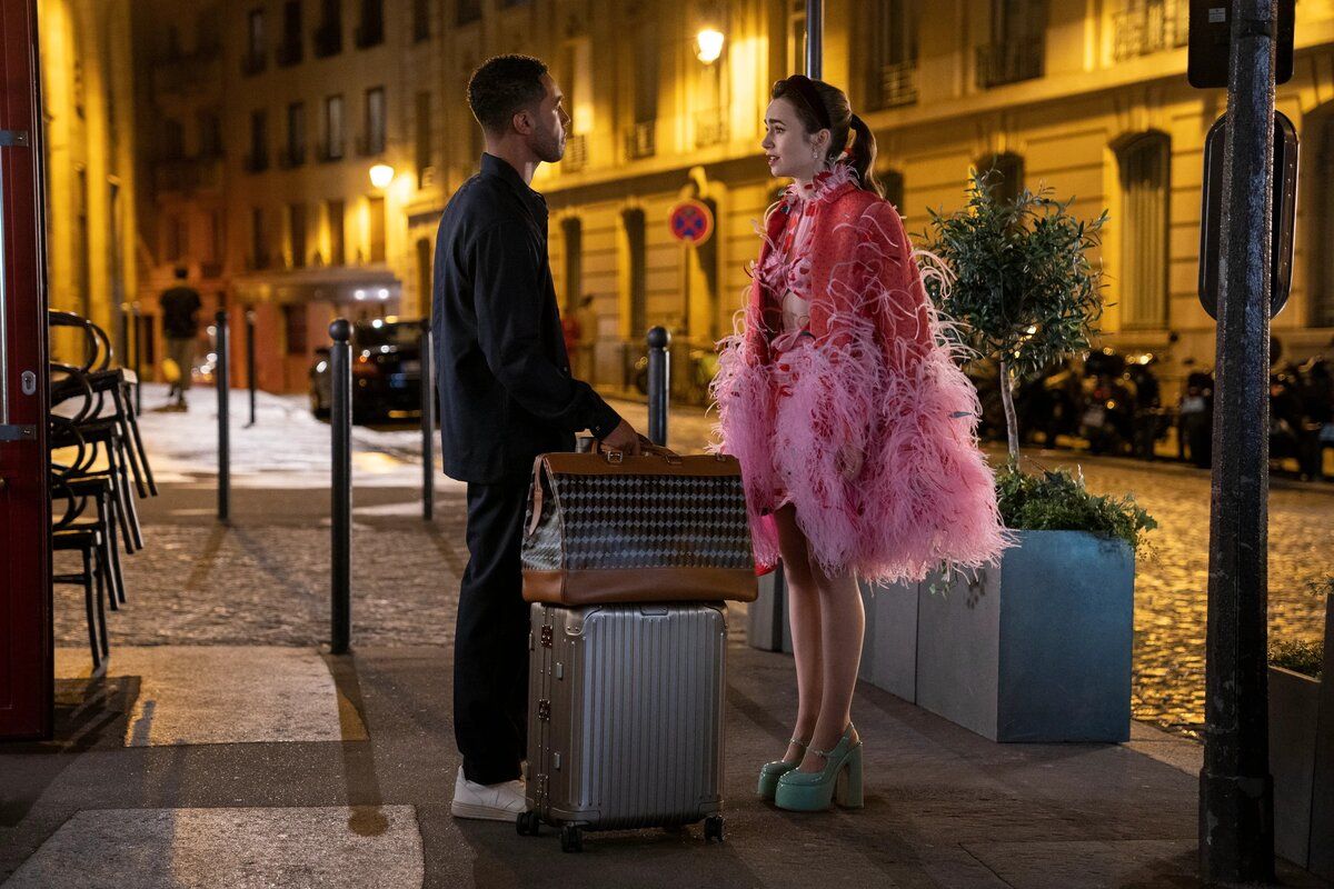 Când apare Emily in Paris sezonul 4? Data apariției, distribuție, trailer și poveste 1 Lily Collins și Lucien Laviscount