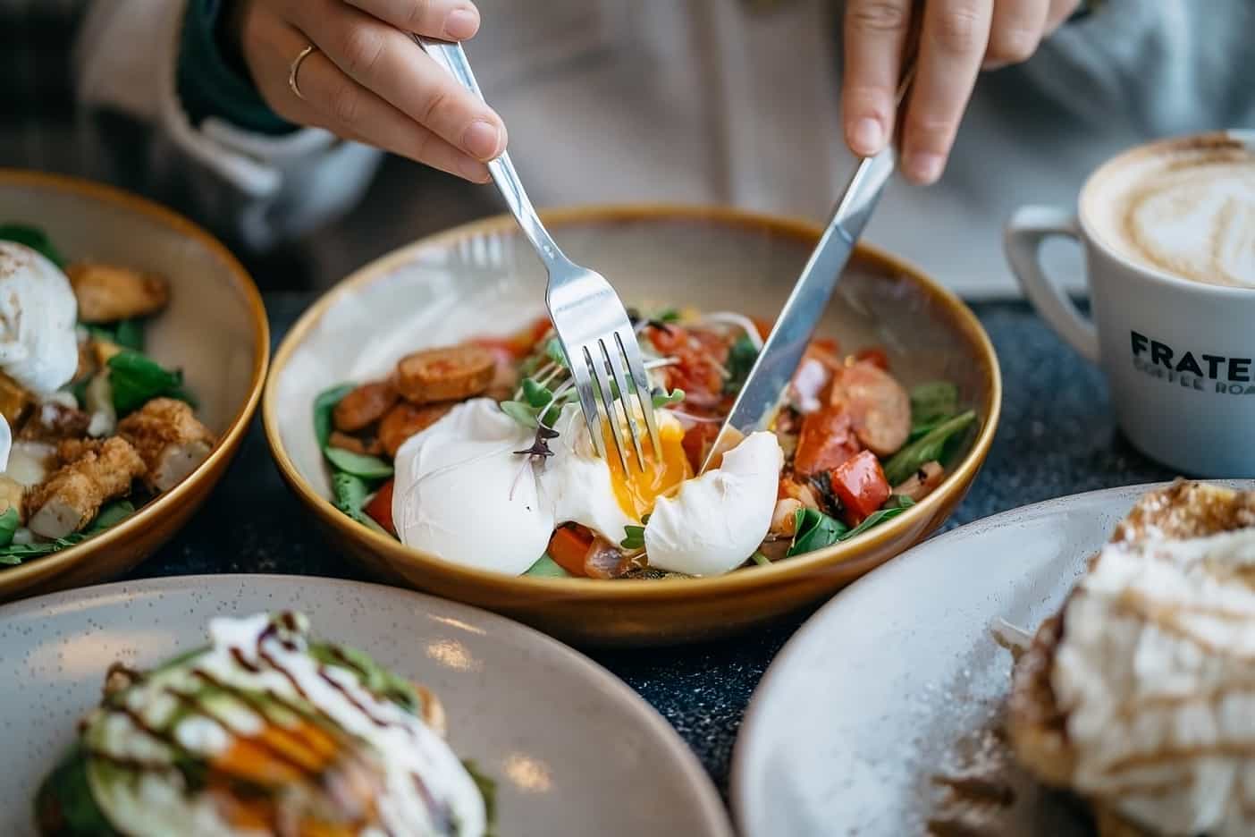 cafenea bistro situată în Piață Dorobanți din București - Frudisiac